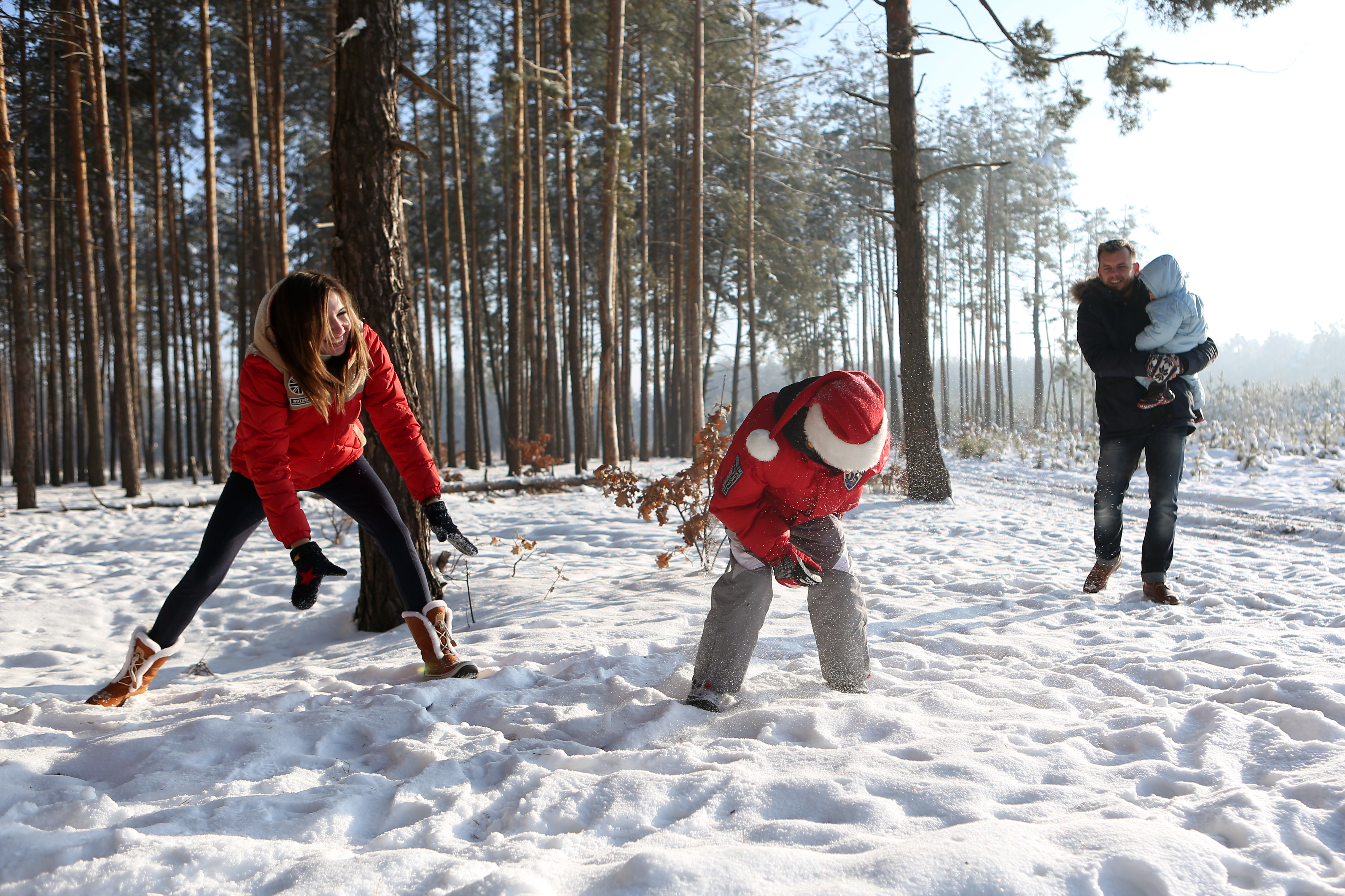 Играть в снежки кататься. Прогулки на свежем воздухе зимой. Прогулка в зимнем лесу. Забавы для детей на улице зимой. Зимние прогулки с детьми.